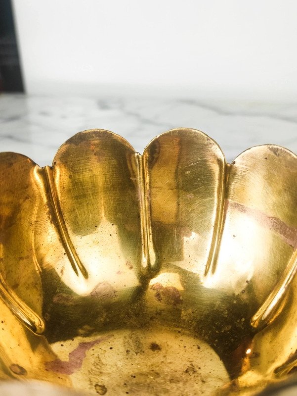 Cuenco Indio de latón con borde lobulado en forma de flor de loto