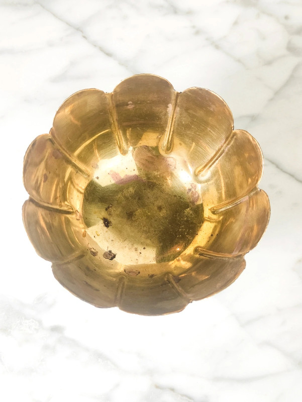 Cuenco Indio de latón con borde lobulado en forma de flor de loto