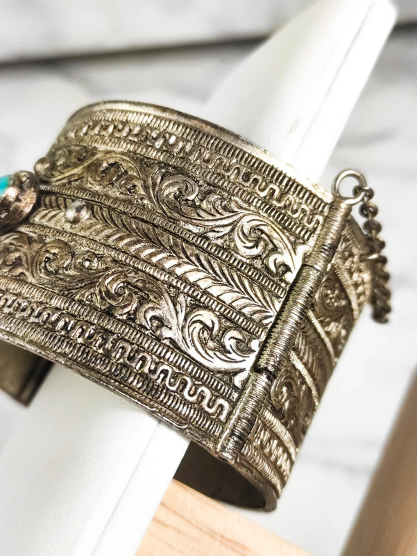 Antiguo Brazalete indio bañado en plata y vidrio azul 1950