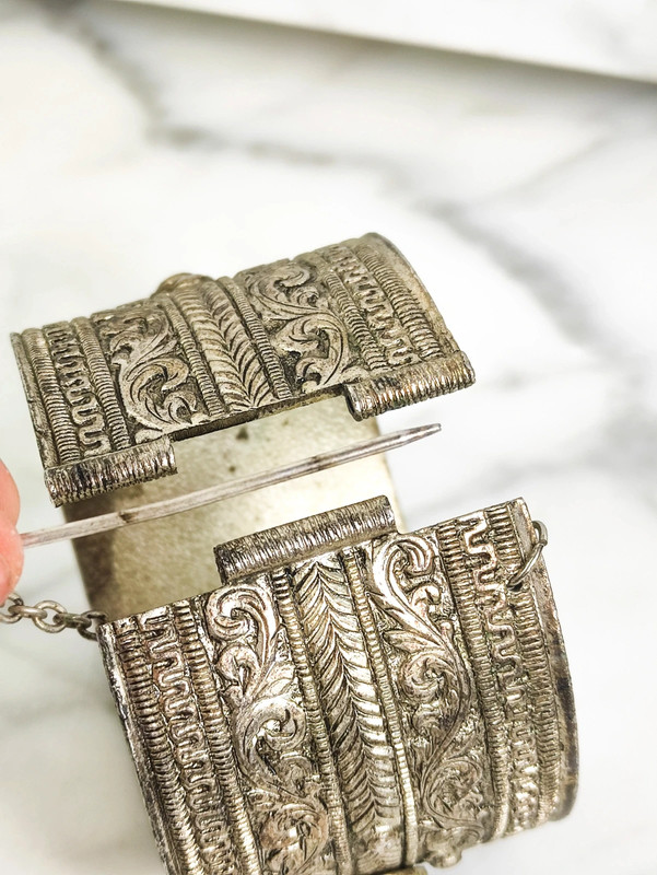 Antiguo Brazalete indio bañado en plata y vidrio azul 1950