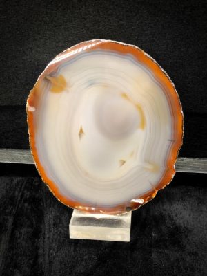 LOTE000051_01.jpg Mineral de Ágata bandeada pulida sobre peana de metacrilato