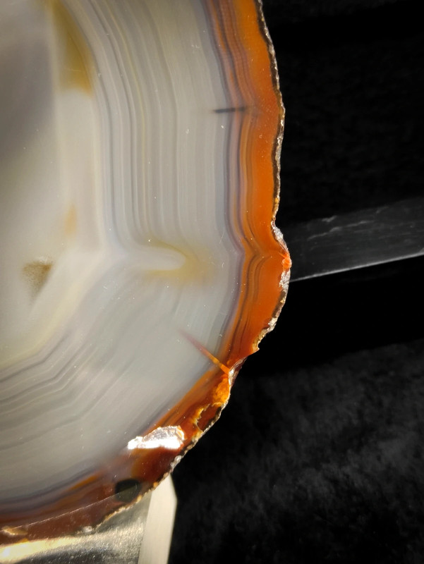 Mineral de Ágata bandeada pulida sobre peana de metacrilato