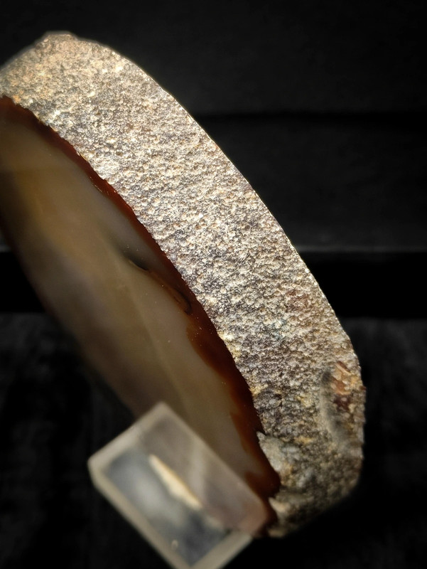 Mineral de Ágata bandeada pulida sobre peana de metacrilato