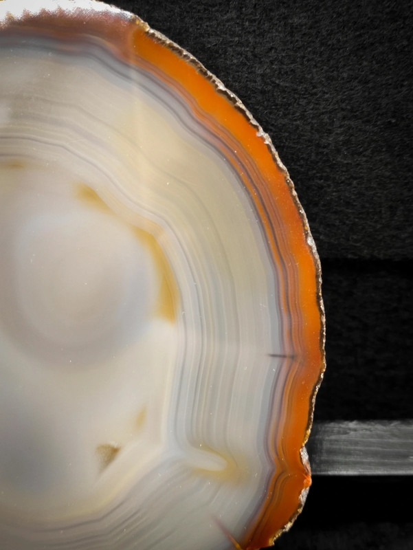 Mineral de Ágata bandeada pulida sobre peana de metacrilato