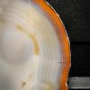 Mineral de Ágata bandeada pulida sobre peana de metacrilato