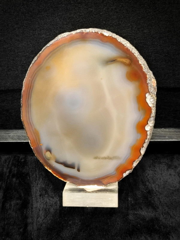 Mineral de Ágata bandeada pulida sobre peana de metacrilato