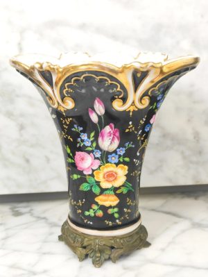 LOTE000055_01.jpg Jarrón de porcelana Española Período Isabelino (1833-1868)