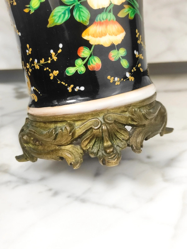 Jarrón de porcelana Española Período Isabelino (1833-1868)