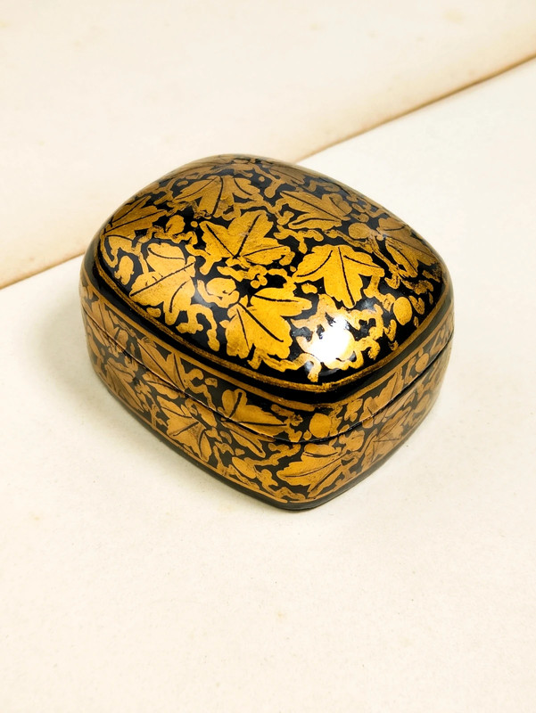 Caja India pintada a mano de Cachemira hojas doradas