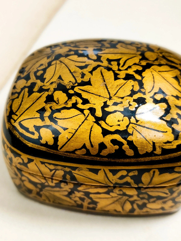 Caja India pintada a mano de Cachemira hojas doradas