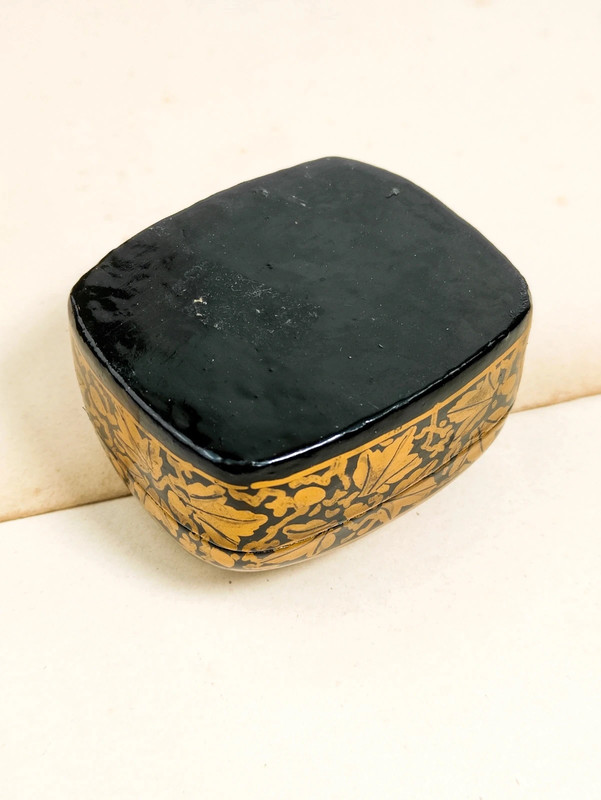 Caja India pintada a mano de Cachemira hojas doradas