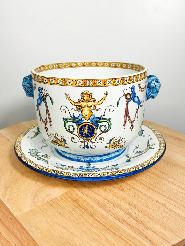 Macetero con su plato de porcelana de Gien, Francia finales s.XIX