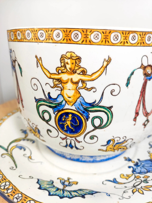 Macetero con su plato de porcelana de Gien, Francia finales s.XIX