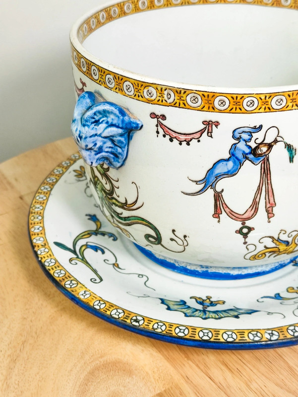 Macetero con su plato de porcelana de Gien, Francia finales s.XIX