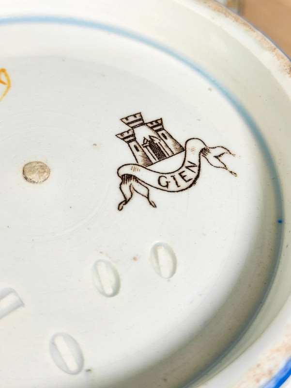 Macetero con su plato de porcelana de Gien, Francia finales s.XIX