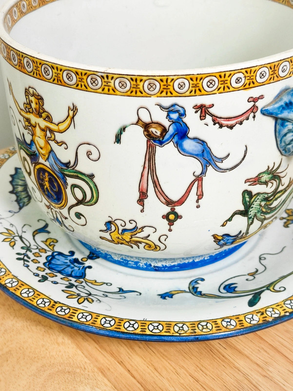 Macetero con su plato de porcelana de Gien, Francia finales s.XIX