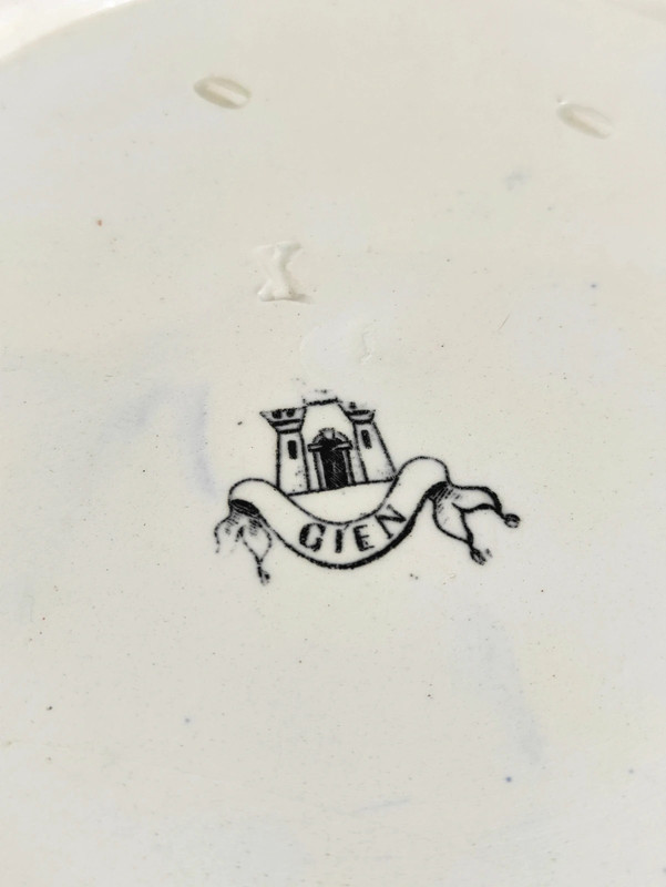 Macetero con su plato de porcelana de Gien, Francia finales s.XIX