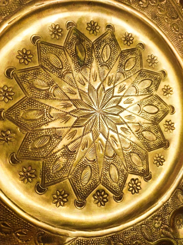 Bandeja de té Marroquí repujada antigua de bronce