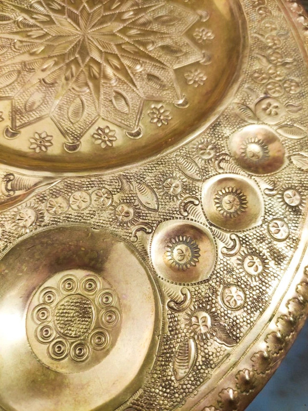 Bandeja de té Marroquí repujada antigua de bronce