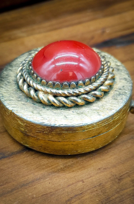 Polvorera de bronce art decó con cabujón de vidrio rojo de bohemia c.1940