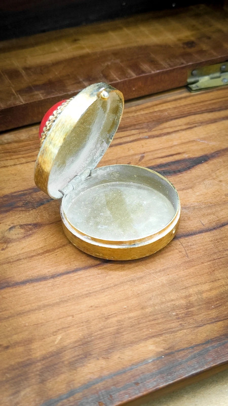 Polvorera de bronce art decó con cabujón de vidrio rojo de bohemia c.1940