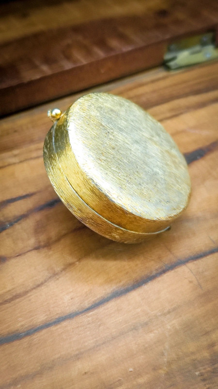 Polvorera de bronce art decó con cabujón de vidrio rojo de bohemia c.1940