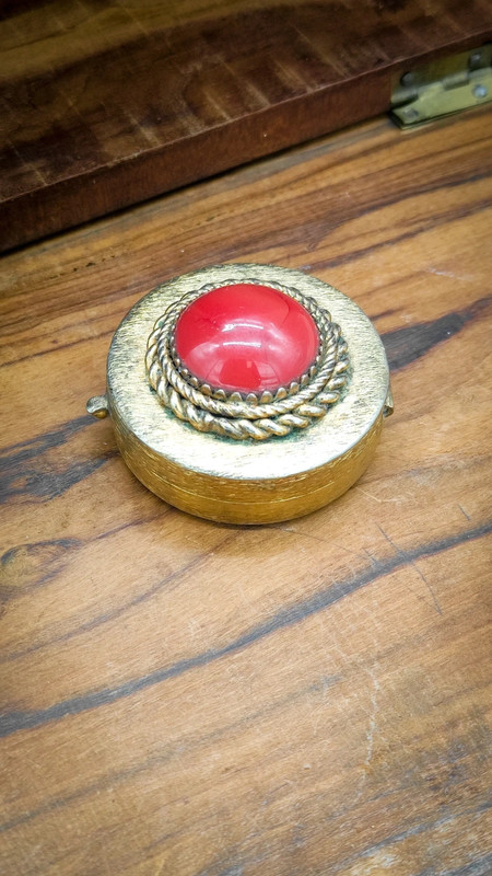 Polvorera de bronce art decó con cabujón de vidrio rojo de bohemia c.1940