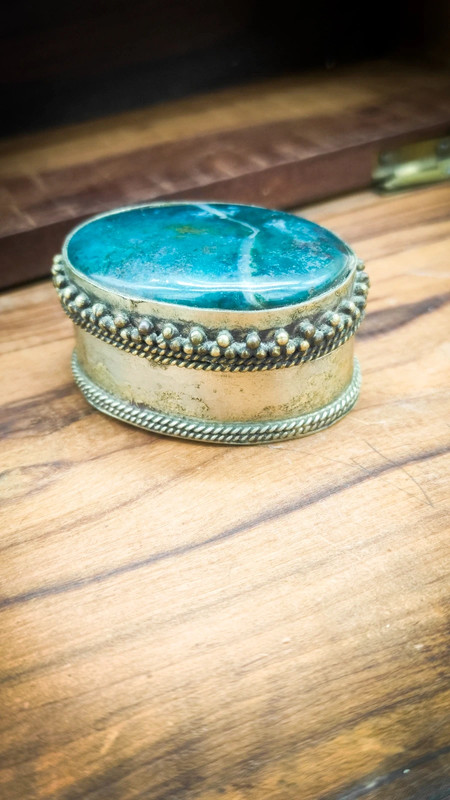 Pastillero antiguo de alpaca con mineral de Ágata Musgosa