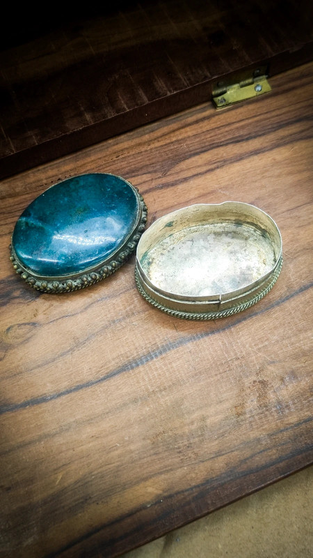 Pastillero antiguo de alpaca con mineral de Ágata Musgosa