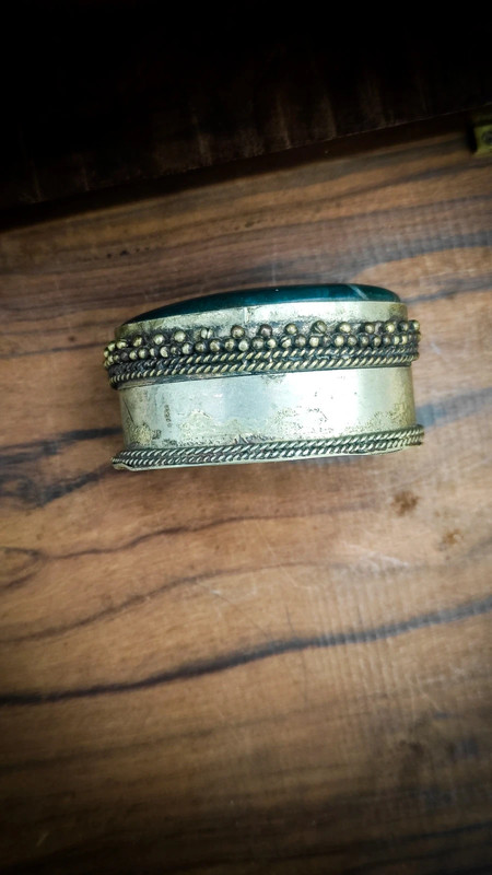 Pastillero antiguo de alpaca con mineral de Ágata Musgosa