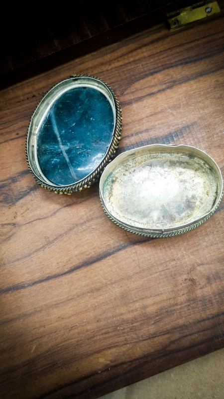 Pastillero antiguo de alpaca con mineral de Ágata Musgosa