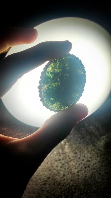 Pastillero antiguo de alpaca con mineral de Ágata Musgosa