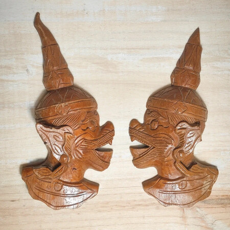 Dos máscaras de madera Hindis del dios Ramakien, Tailandia c.1950