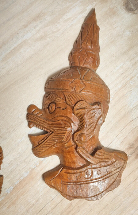 Dos máscaras de madera Hindis del dios Ramakien, Tailandia c.1950