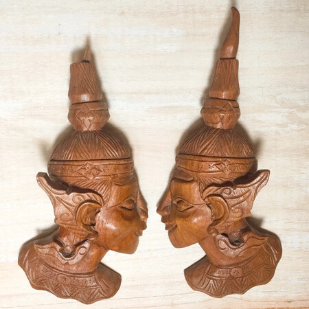 Dos máscaras de madera Hindis de una divinidad, Tailandia c.1950
