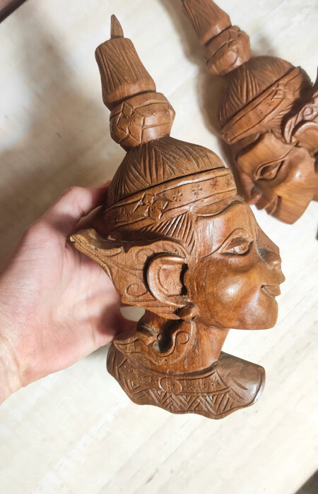 Dos máscaras de madera Hindis de una divinidad, Tailandia c.1950