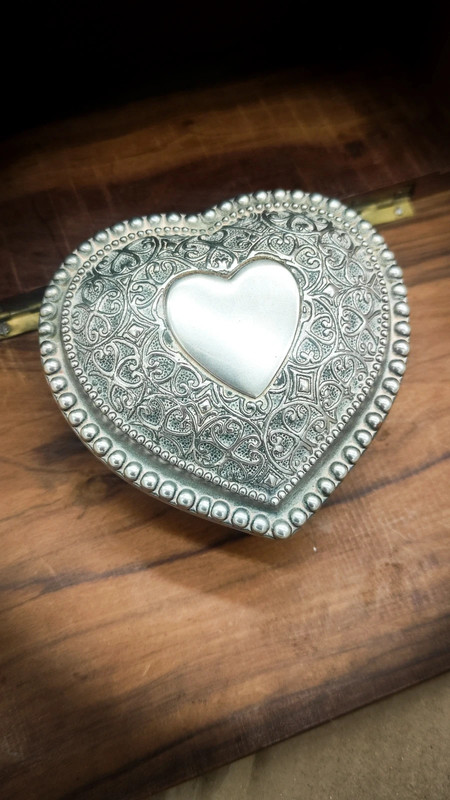 Antiguo Joyero en forma de corazón bañado en plata