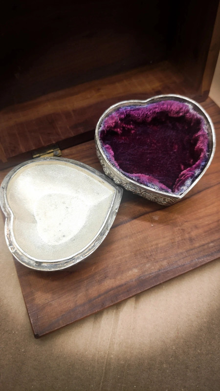 Antiguo Joyero en forma de corazón bañado en plata