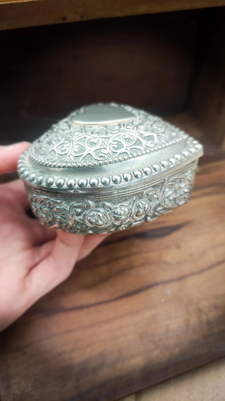 Antiguo Joyero en forma de corazón bañado en plata