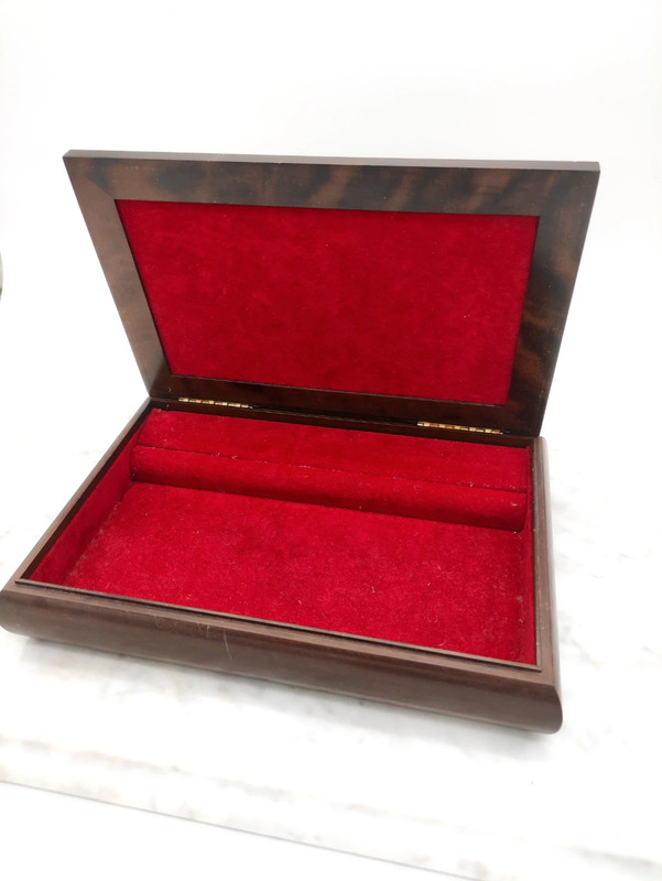 LOTE000092_02.jpg Antigua Caja italiana musical de Alliani con relieve de Plata 925 bilaminada