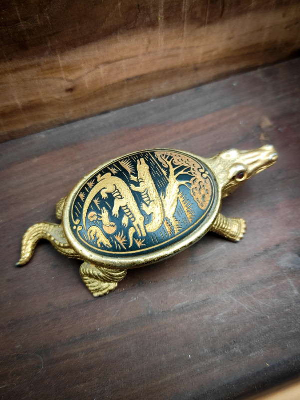 Pastillero Damasquinado en forma de Cocodrilo de Toledo, España