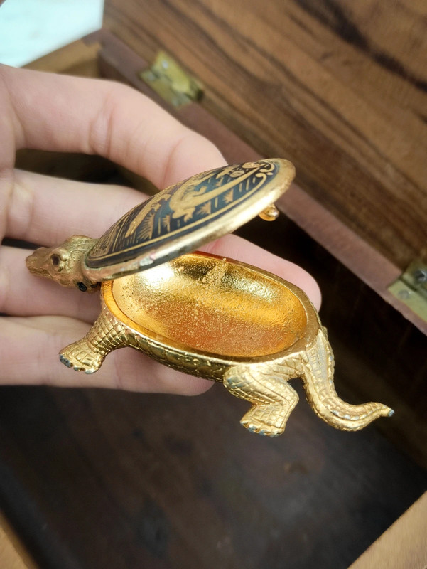 Pastillero Damasquinado en forma de Cocodrilo de Toledo, España