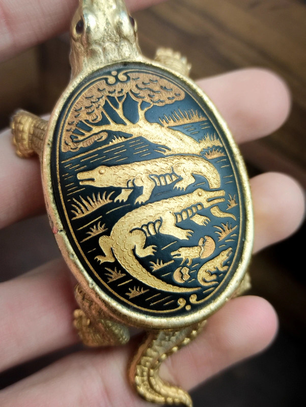 Pastillero Damasquinado en forma de Cocodrilo de Toledo, España