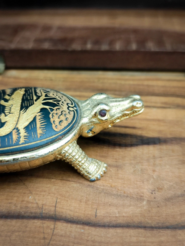 Pastillero Damasquinado en forma de Cocodrilo de Toledo, España