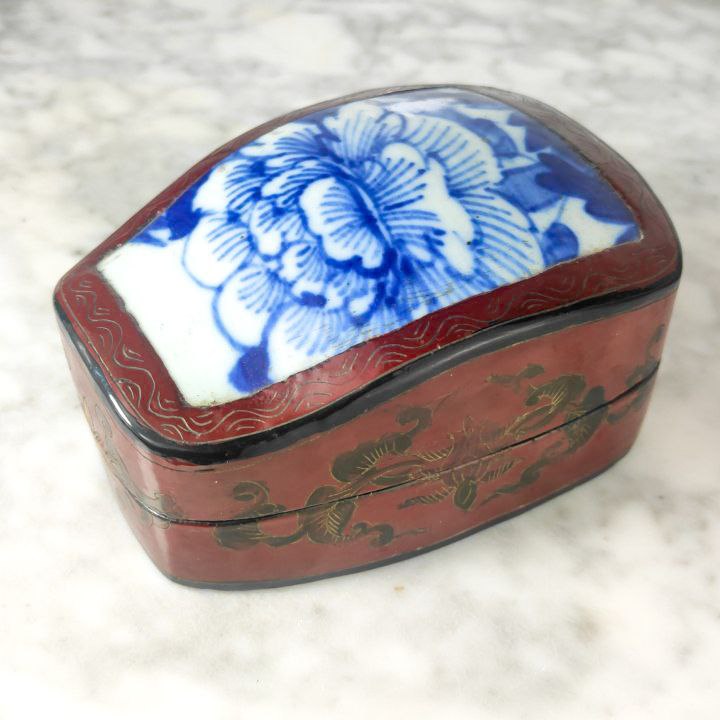 Caja China de Laca roja con trozo o fragmento de porcelana china antigua s.XIX