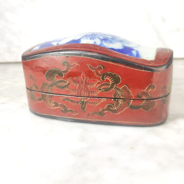LOTE000100_02.jpg Caja China de Laca roja con trozo o fragmento de porcelana china antigua s.XIX