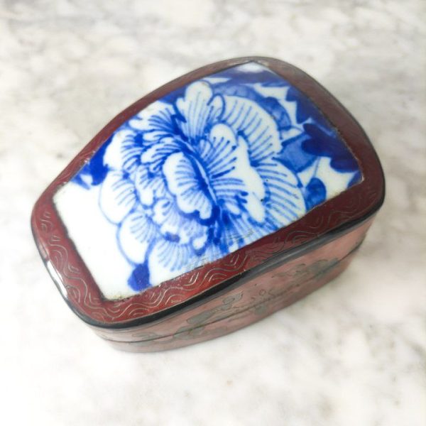 LOTE000100_03.jpg Caja China de Laca roja con trozo o fragmento de porcelana china antigua s.XIX