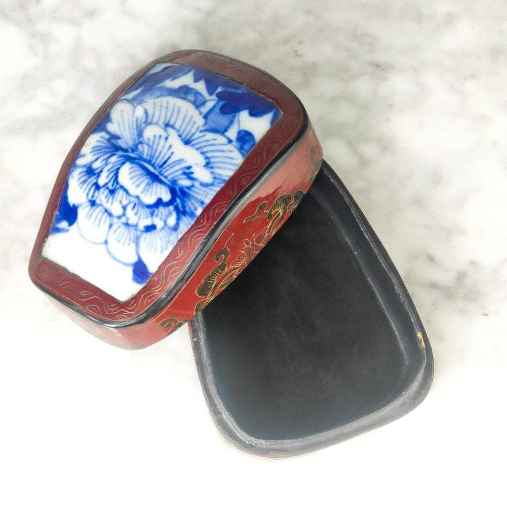 Caja China de Laca roja con trozo o fragmento de porcelana china antigua s.XIX
