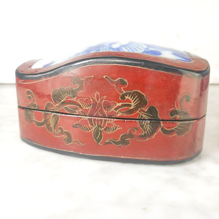 Caja China de Laca roja con trozo o fragmento de porcelana china antigua s.XIX