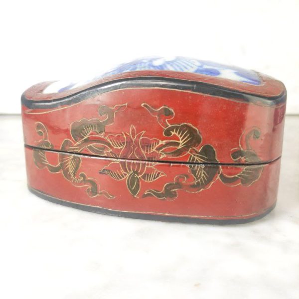 LOTE000100_06.jpg Caja China de Laca roja con trozo o fragmento de porcelana china antigua s.XIX